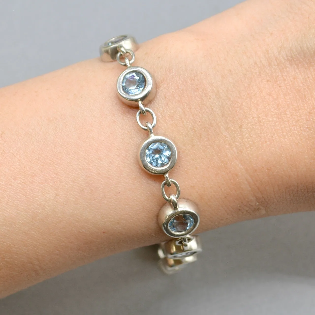 1950s Sky Blue Topaz Bracelet in Sterling Silver UK Hallmarked (8 carats)