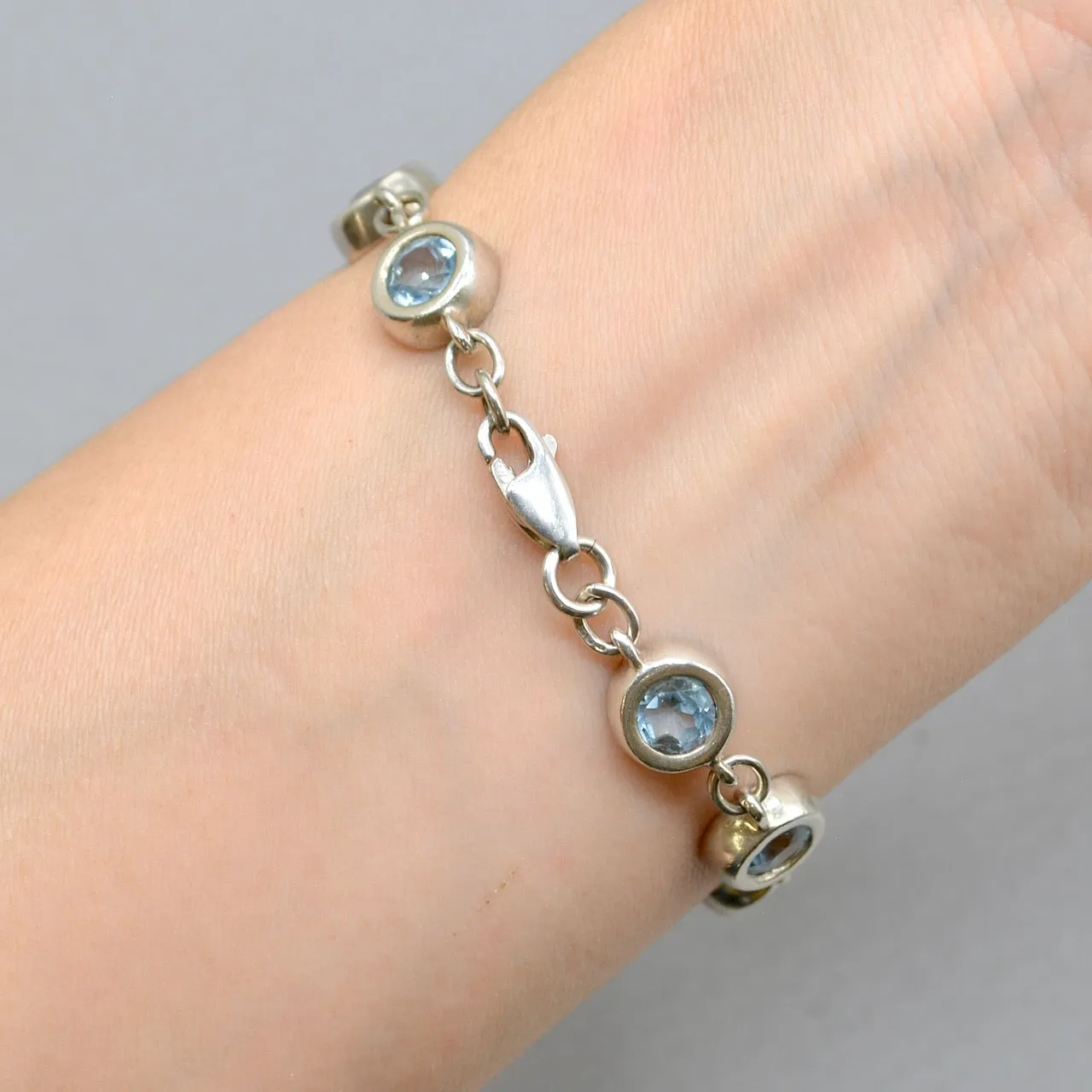 1950s Sky Blue Topaz Bracelet in Sterling Silver UK Hallmarked (8 carats)