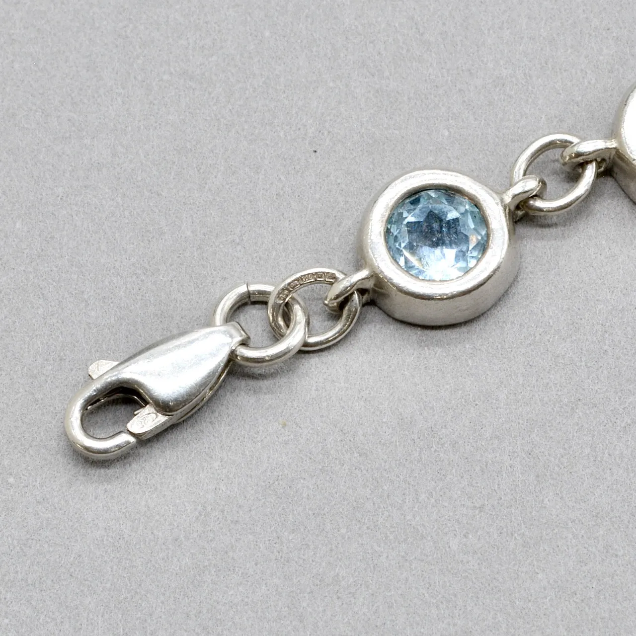 1950s Sky Blue Topaz Bracelet in Sterling Silver UK Hallmarked (8 carats)