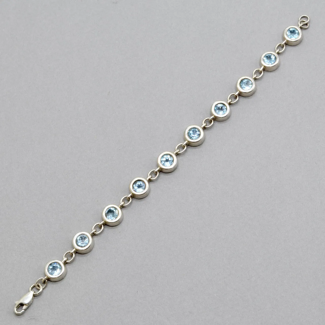 1950s Sky Blue Topaz Bracelet in Sterling Silver UK Hallmarked (8 carats)