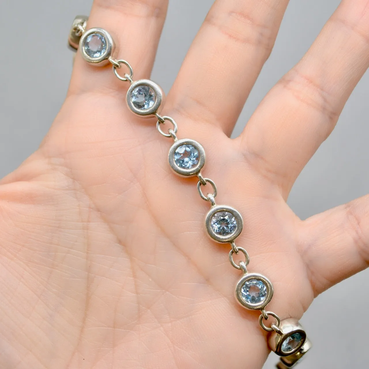 1950s Sky Blue Topaz Bracelet in Sterling Silver UK Hallmarked (8 carats)