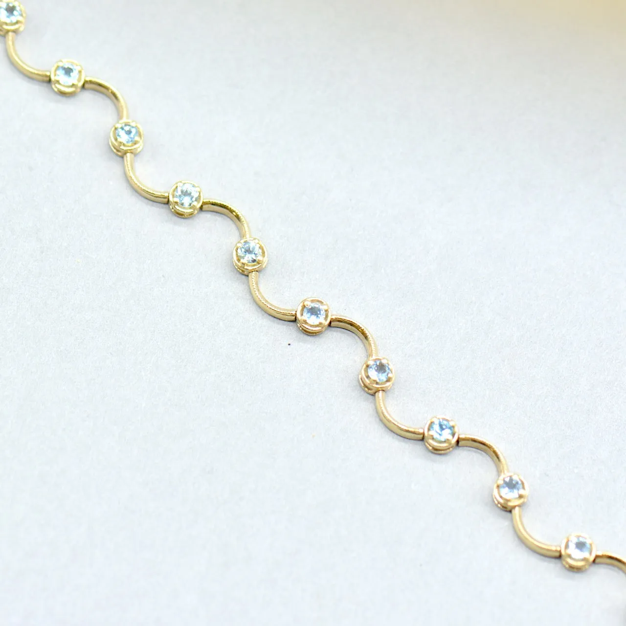 9ct Yellow Gold Aquamarine Wave Design Link Bracelet (1.60 Carats)