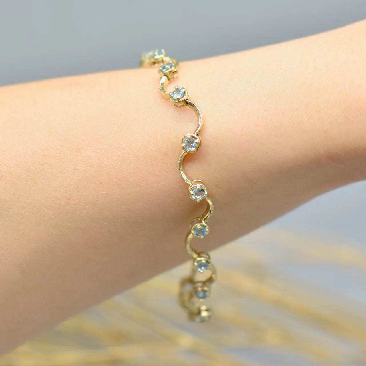 9ct Yellow Gold Aquamarine Wave Design Link Bracelet (1.60 Carats)